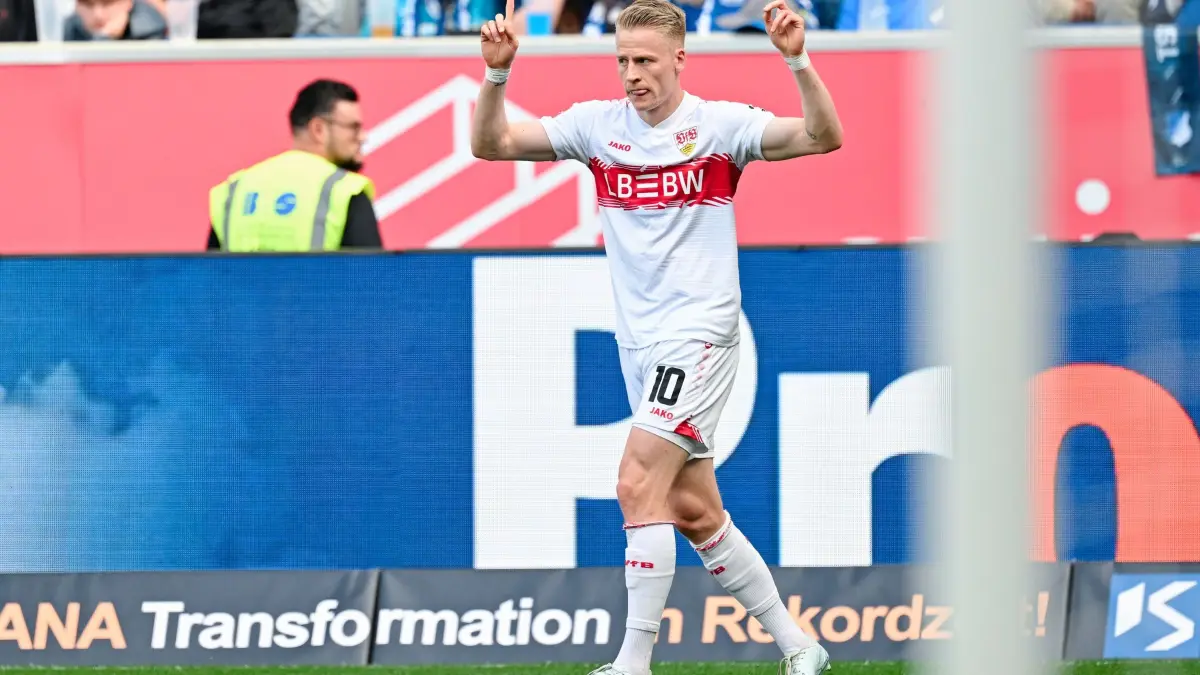 TSG 1899 Hoffenheim - VfB Stuttgart: 02.05.2026, Baden-Württemberg, Sinsheim: Fußball, Männer: Bundesliga, TSG 1899 Hoffenheim - VfB Stuttgart, 32. Spieltag, PreZero Arena. Torschütze Chris Führich (VfB Stuttgart) jubelt über das Tor zum 1:1. Foto: Uwe Anspach/dpa - WICHTIGER HINWEIS: Gemäß den Vorgaben der DFL Deutsche Fußball Liga bzw. des DFB Deutscher Fußball-Bund ist es untersagt, in dem Stadion und/oder vom Spiel angefertigte Fotoaufnahmen in Form von Sequenzbildern und/oder videoähnlichen Fotostrecken zu verwerten bzw. verwerten zu lassen. +++ dpa-Bildfunk +++
