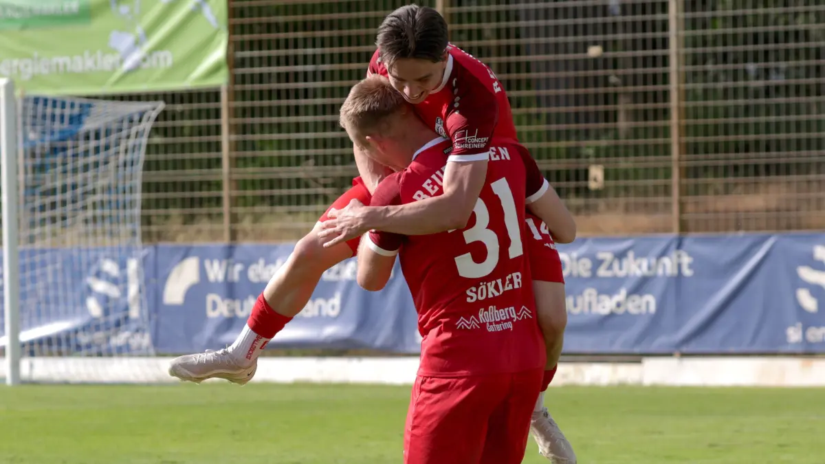 Fussball OL | VfR Mannheim vs. SSV Reutlingen: Fussball OL | VfR Mannheim (blau) vs. SSV Reutlingen (rot) // 2026-05-02 // Foto: Joachim Baur // Torjubel #31 Marcel Soekler (SSV Reutlingen) beim 3:1 / #14 Maxim Schmalz (SSV Reutlingen)