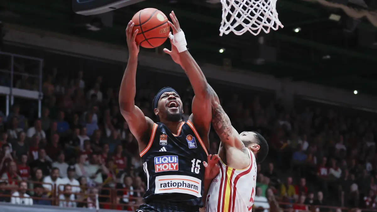 Basketball, Fitness First Wuerzburg Baskets vs. ratiopharm Ulm, easyCredit BBL, 32. Spieltag: Im Bild: v.li. Justin Simon (ratiopharm Ulm, 15) am Ball gegen David Muenkat (Wuerzburg Baskets, 55)
02.05.2026, Basketball, Fitness First Wuerzburg Baskets vs. ratiopharm Ulm, easyCredit BBL, 32. Spieltag, Deutschland, 97072, tectake-Arena Wuerzburg,
Eibner-Pressefoto/Heiko Becker