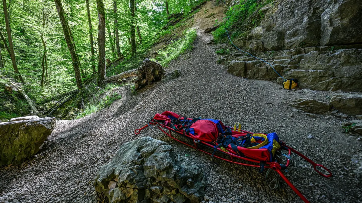 Rettungseinsatz in Falkensteiner Höhle: 01.05.2026, Baden-Württemberg, Grabenstetten: Eine Trage der Bergwacht liegt bei einem Rettungseinsatz in der Falkensteiner Höhle auf der Schwäbischen Alb am Eingang. Ein Wanderer ist in der Höhle auf der Schwäbischen Alb an den Folgen eines medizinischen Notfalls gestorben. Wie ein Polizeisprecher mitteilte, befand sich der Mann mit einer Gruppe in der schwer zugänglichen Höhle. (zu dpa: «Nach Höhlen-Drama auf der Alb: Wer zahlt für die Rettung?») Foto: Marius Bulling/dpa +++ dpa-Bildfunk +++