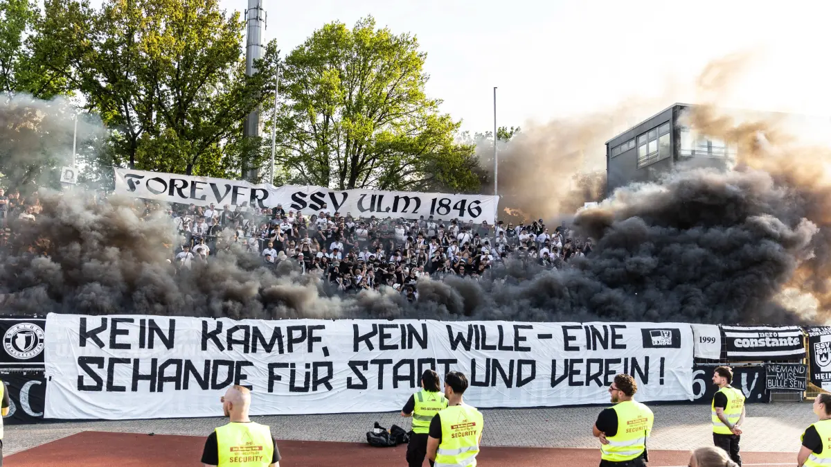 Fussball, Saison 2025/2026, 3. Liga, Donaustadion Ulm, 36. Spieltag, SSV Ulm 1846 Fußball - FC Viktoria Köln, 02.05.2026: Fussball, Saison 2025/2026, 3. Liga, Donaustadion Ulm, 36. Spieltag, SSV Ulm 1846 Fußball - FC Viktoria Köln, 02.05.2026 02.05.2026, Fussball, Saison 2025/2026, 3. Liga, Donaustadion Ulm, 36. Spieltag, SSV Ulm 1846 Fußball - FC Viktoria Köln, Die Fans des SSV Ulm im D-Block Donaustadion mit einem Banner Kein Kampf, kein Wille - eine Schnade für Stadt und Verein nach dem Abstieg des SSV Ulm 1846 Fußball. Aus dem Block stieg schwarzer Rauch auf. Foto: Lucca Fundel Ulm Donaustadion Baden-Württemberg Deutschland *** Football, Season 2025 2026, 3 Liga, Donaustadion Ulm, 36 Matchday, SSV Ulm 1846 Football FC Viktoria Köln, 02 05 2026 02 05 2026, Football, Season 2025 2026, 3 Liga, Donaustadion Ulm, 36 Matchday, SSV Ulm 1846 Football FC Viktoria Köln, The fans of SSV Ulm in the D Block Donaustadion with a banner No fight, no will a shame for city and club after the relegation of SSV Ulm 1846 Football Black smoke rose from the block Photo Lucca Fundel Ulm Donaustadion Baden Württemberg Germany