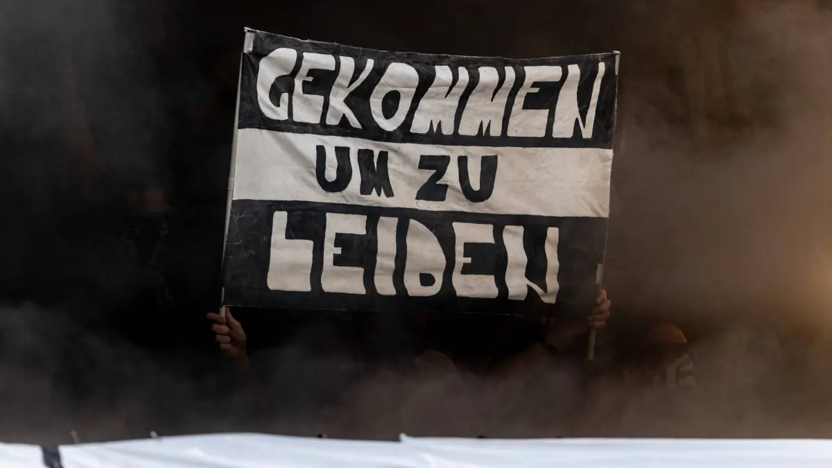 Fussball, Saison 2025/2026, 3. Liga, Donaustadion Ulm, 36. Spieltag, SSV Ulm 1846 Fußball - FC Viktoria Köln, 02.05.2026: Fussball, Saison 2025/2026, 3. Liga, Donaustadion Ulm, 36. Spieltag, SSV Ulm 1846 Fußball - FC Viktoria Köln, 02.05.2026 02.05.2026, Fussball, Saison 2025/2026, 3. Liga, Donaustadion Ulm, 36. Spieltag, SSV Ulm 1846 Fußball - FC Viktoria Köln, Banner Gekommen um zu leiden im schwarzen Rauch der Fans des D-Block Donaustadion nach dem Abstieg Foto: Lucca Fundel Ulm Donaustadion Baden-Württemberg Deutschland *** Football, Season 2025 2026, 3 Liga, Donaustadion Ulm, 36 Matchday, SSV Ulm 1846 Football FC Viktoria Köln, 02 05 2026 02 05 2026, Football, Season 2025 2026, 3 Liga, Donaustadion Ulm, 36 Matchday, SSV Ulm 1846 Football FC Viktoria Köln, Banner Came to suffer in the black smoke of the fans of the D Block Donaustadion after the relegation Photo Lucca Fundel Ulm Donaustadion Baden Württemberg Germany