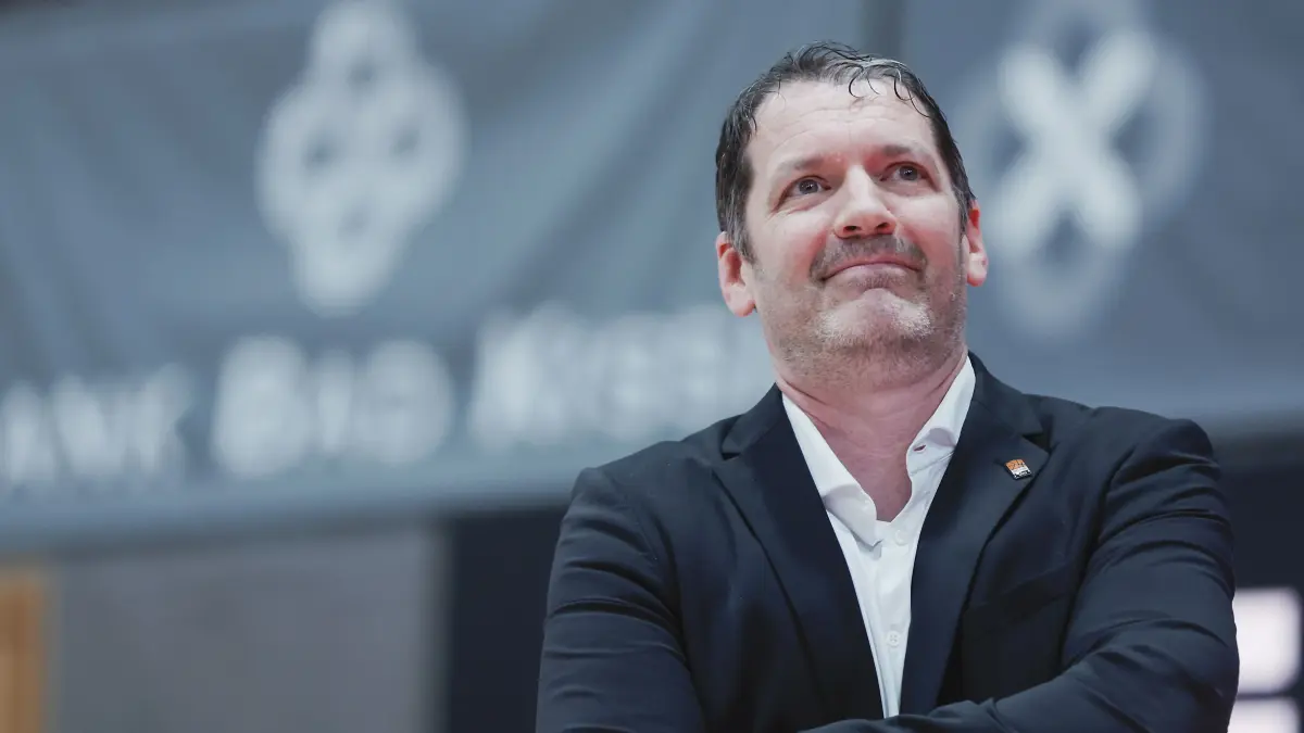 Basketball, Fitness First Wuerzburg Baskets vs. ratiopharm Ulm, easyCredit BBL, 32. Spieltag: Im Bild: Head-Coach Ty Harrelson (ratiopharm Ulm) mit guter Laune
02.05.2026, Basketball, Fitness First Wuerzburg Baskets vs. ratiopharm Ulm, easyCredit BBL, 32. Spieltag, Deutschland, 97072, tectake-Arena Wuerzburg,
Eibner-Pressefoto/Heiko Becker