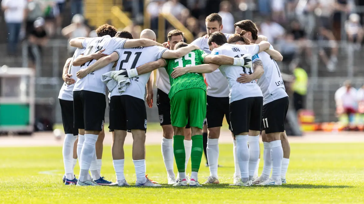 Fussball, Saison 2025/2026, 3. Liga, Donaustadion Ulm, 36. Spieltag, SSV Ulm 1846 Fußball - FC Viktoria Köln, 02.05.2026: Fussball, Saison 2025/2026, 3. Liga, Donaustadion Ulm, 36. Spieltag, SSV Ulm 1846 Fußball - FC Viktoria Köln, 02.05.2026 02.05.2026, Fussball, Saison 2025/2026, 3. Liga, Donaustadion Ulm, 36. Spieltag, SSV Ulm 1846 Fußball - FC Viktoria Köln, Teamkreis Team Mannschaftskreis Mannschaft SSV Ulm 1846 Fußball Foto: Lucca Fundel Ulm Donaustadion Baden-Württemberg Deutschland *** Football, Season 2025 2026, 3 Liga, Donaustadion Ulm, 36 Matchday, SSV Ulm 1846 Football FC Viktoria Köln, 02 05 2026 02 05 2026, Football, Season 2025 2026, 3 Liga, Donaustadion Ulm, 36 Matchday, SSV Ulm 1846 Football FC Viktoria Köln, Team Circle Team Team Circle Team SSV Ulm 1846 Football Photo Lucca Fundel Ulm Donaustadion Baden Württemberg Germany