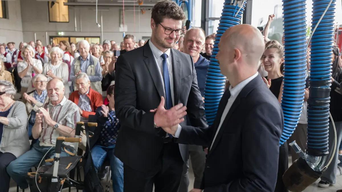 Kusterdingen, Marc Roth gewinnt die Stichwahl knapp vor Jens Deichmann. Handschlag zwischen Gewinner und Verlierer.
Aufnahme Klaus Franke 3.5.2026