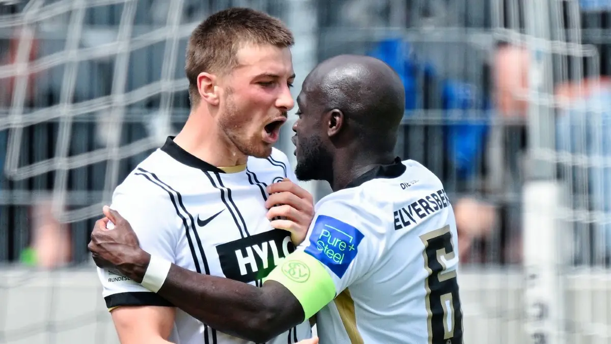 SV Elversberg - SC Paderborn 07: 03.05.2026, Saarland, Spiesen-Elversberg: Fußball, Männer: 2. Bundesliga, SV Elversberg - SC Paderborn 07, 32. Spieltag, Ursapharm-Arena an der Kaiserlinde. Torschütze Lukas Petkov (l, SV 07 Elversberg) jubelt mit Amara Condé (SV 07 Elversberg) über das Tor zum 4:0. Foto: Uwe Anspach/dpa - WICHTIGER HINWEIS: Gemäß den Vorgaben der DFL Deutsche Fußball Liga bzw. des DFB Deutscher Fußball-Bund ist es untersagt, in dem Stadion und/oder vom Spiel angefertigte Fotoaufnahmen in Form von Sequenzbildern und/oder videoähnlichen Fotostrecken zu verwerten bzw. verwerten zu lassen. +++ dpa-Bildfunk +++