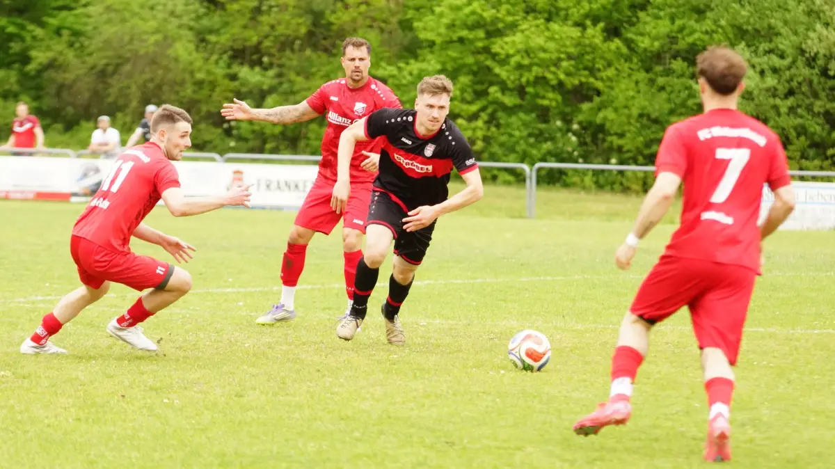 Die beiden Topteams der Kreisliga A4, der FC Matzenbach (rot) und die SpVgg Gammesfeld, teilen sich im Topspiel die Punkte.