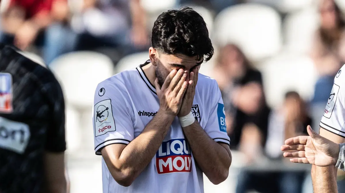 Fussball, Saison 2025/2026, 3. Liga, Donaustadion Ulm, 36. Spieltag, SSV Ulm 1846 Fußball - FC Viktoria Köln, 02.05.2026: Fussball, Saison 2025/2026, 3. Liga, Donaustadion Ulm, 36. Spieltag, SSV Ulm 1846 Fußball - FC Viktoria Köln, 02.05.2026 02.05.2026, Fussball, Saison 2025/2026, 3. Liga, Donaustadion Ulm, 36. Spieltag, SSV Ulm 1846 Fußball - FC Viktoria Köln, Enttäuschung nach Spielende und dem Abstieg des SSV Ulm 1846 Fußball in die Regionalliga 26 Abu-Bekir Ömer El-Zein SSV Ulm 1846 Fußball Ulm Donaustadion Baden-Württemberg Deutschland *** Football, Season 2025 2026, 3 Liga, Donaustadion Ulm, 36 Matchday, SSV Ulm 1846 Football FC Viktoria Köln, 02 05 2026 02 05 2026, Football, Season 2025 2026, 3 Liga, Donaustadion Ulm, 36 Matchday, SSV Ulm 1846 Football FC Viktoria Köln, Disappointment after the end of the match and the relegation of SSV Ulm 1846 Football to the Regionalliga 26 Abu Bekir Ömer El Zein SSV Ulm 1846 Football Ulm Donaustadion Baden Württemberg Germany
