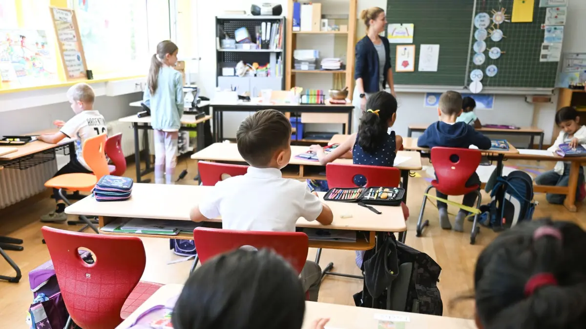 Unterricht in einer Grundschule: ARCHIV - 09.07.2025, Baden-Württemberg, Stuttgart: Schüler einer Grundschule sitzen in einer Schulstunde in ihrem Klassenzimmer. (zu dpa: «Kretschmann bedauert schleppenden Ausbau der Ganztagsschule») Foto: Bernd Weißbrod/dpa +++ dpa-Bildfunk +++