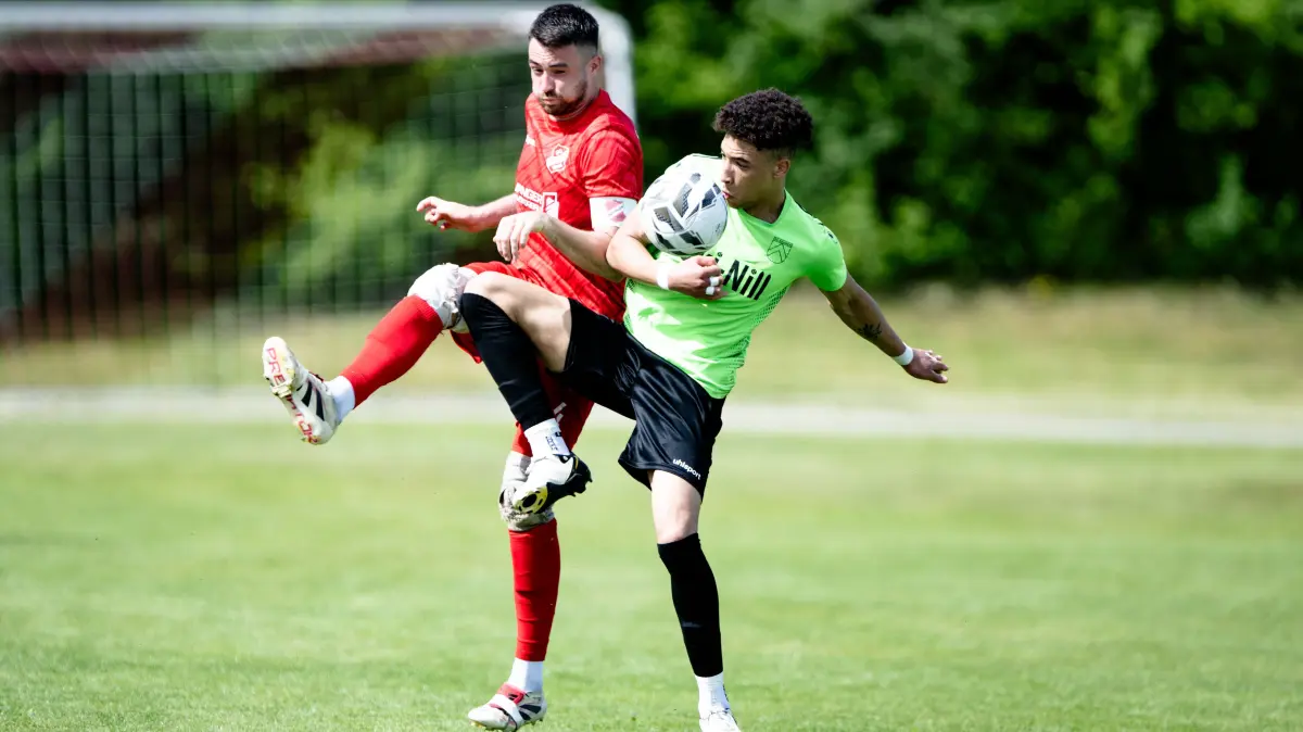 Zweikampf um den Ball: Dennis Rebmann (links, SG Empfingen) kann in dieser Szene des Spiels den Ball vor seinem Gegenspieler Yannik Dorka (SV Nehren) klären.