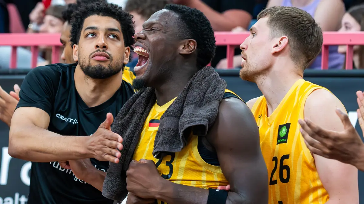 Tigers Tuebingen vs. Eisbaeren Bremerhaven, Basketball, 2. Basketball Bundesliga ProA, Saison 2025/2026, Spieltag 34, 02.05.2026: Melkisedek Moreaux (Tigers Tuebingen #23), Joshua Schwaibold (Tigers Tuebingen #19), Till Joenke (Tigers Tuebingen #26),
Tigers Tuebingen vs. Eisbaeren Bremerhaven, Basketball, 2. Basketball Bundesliga ProA, Saison 2025/2026, Spieltag 34, 02.05.2026,
Foto: Eibner-Pressefoto/Florian Schust,