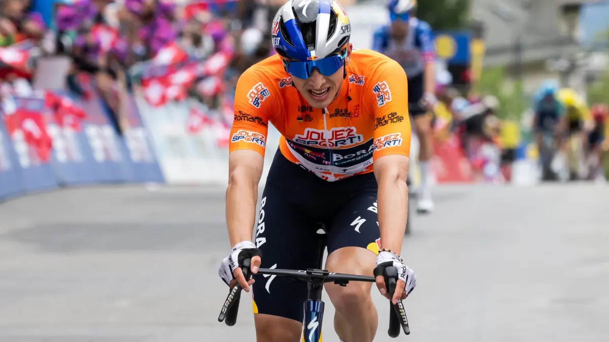 Radsport: UCI WorldTour - Tour de Romandie: 03.05.2026, Schweiz, Leysin: Radsport: UCI WorldTour - Tour de Romandie, Lucens - Leysin (178,20 km), 5. Etappe. Der Zweitplatzierte Florian Lipowitz aus Deutschland vom Red Bull-Bora-hansgrohe nach dem Zieleinlauf. Foto: Jean-Christophe Bott/KEYSTONE/dpa +++ dpa-Bildfunk +++