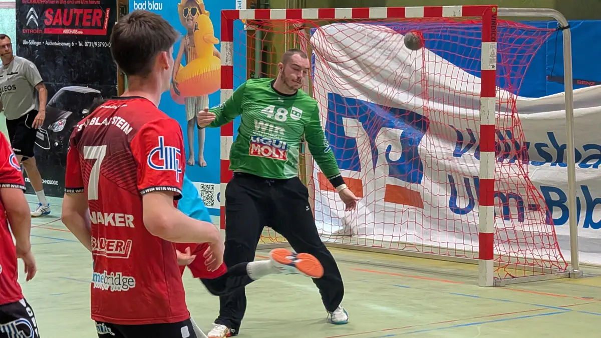 Blausteins Torhüter Dominik Wolf ist in dieser Szene geschlagen. Er machte aber eine starke Partie.