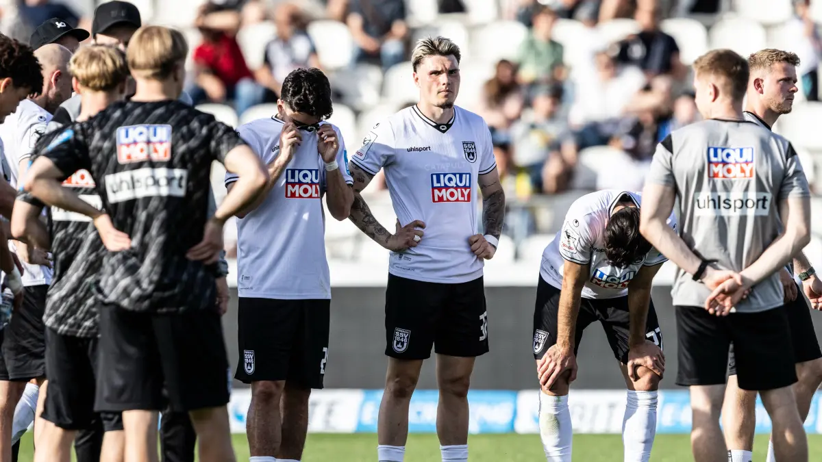 Fussball, Saison 2025/2026, 3. Liga, Donaustadion Ulm, 36. Spieltag, SSV Ulm 1846 Fußball - FC Viktoria Köln, 02.05.2026: Fussball, Saison 2025/2026, 3. Liga, Donaustadion Ulm, 36. Spieltag, SSV Ulm 1846 Fußball - FC Viktoria Köln, 02.05.2026 02.05.2026, Fussball, Saison 2025/2026, 3. Liga, Donaustadion Ulm, 36. Spieltag, SSV Ulm 1846 Fußball - FC Viktoria Köln, Enttäuschung nach Spielende und dem Abstieg des SSV Ulm 1846 Fußball in die Regionalliga v.l. 26 Abu-Bekir Ömer El-Zein SSV Ulm 1846 Fußball, 32 Niklas Kölle SSV Ulm 1846 Fußball Ulm Donaustadion Baden-Württemberg Deutschland *** Football, Season 2025 2026, 3 Liga, Donaustadion Ulm, 36 Matchday, SSV Ulm 1846 Football FC Viktoria Köln, 02 05 2026 02 05 2026, Football, Season 2025 2026, 3 Liga, Donaustadion Ulm, 36 Matchday, SSV Ulm 1846 Football FC Viktoria Köln, Disappointment after the end of the match and the relegation of SSV Ulm 1846 soccer to the regional league v l 26 Abu Bekir Ömer El Zein SSV Ulm 1846 soccer , 32 Niklas Kölle SSV Ulm 1846 soccer Ulm Donaustadion Baden Württemberg Germany