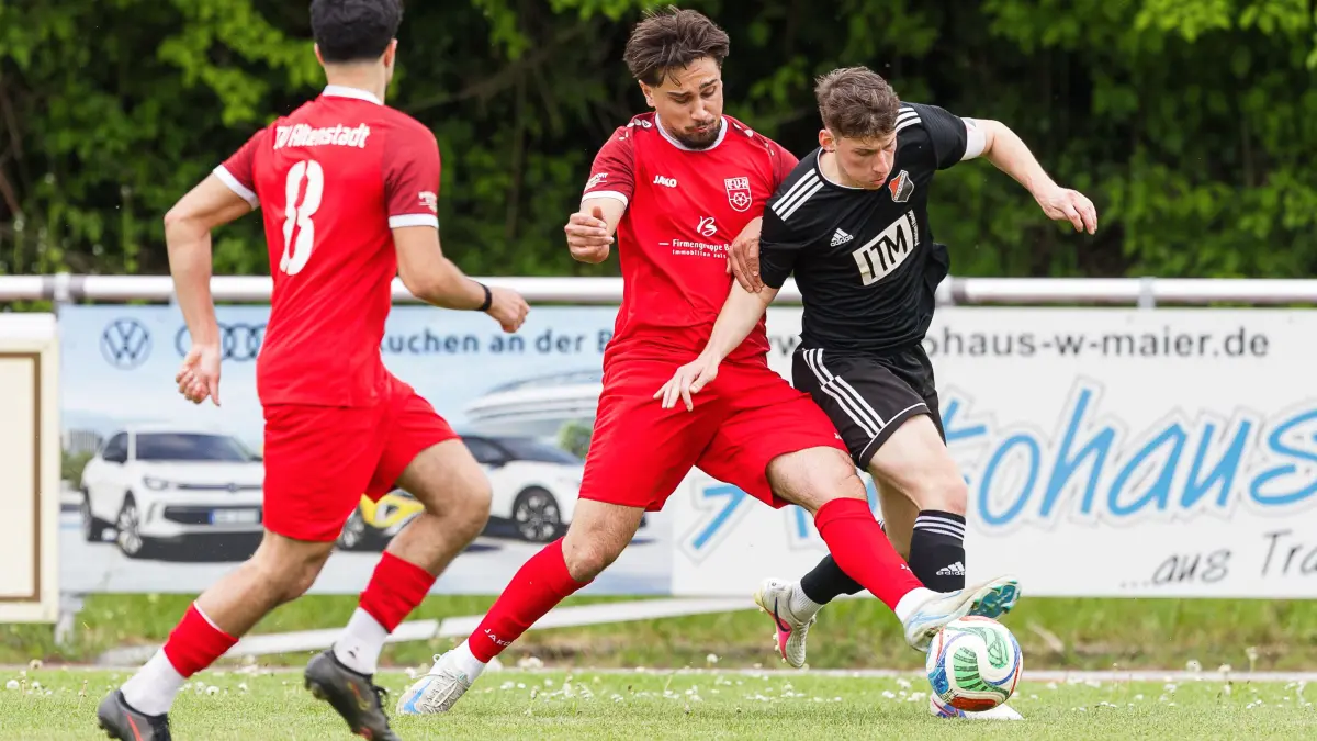 Fussball Kreisliga A3: Fussball Kreisliga A3; FTSV Kuchen - TV Altenstadt;
Robin Ender Aslanboga (TV Altenstadt, #62) und Timo Wudy (FTSV Kuchen, #7);
03.05.2026; Kuchen.
Foto: Thomas Madel