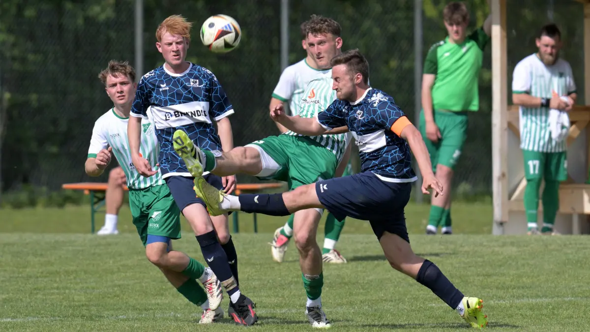 Fussball KL A | TSV Holzelfingen vs. TSV Huelben: Fussball KL A1 | TSV Holzelfingen (blau) vs. TSV Huelben (weiss/gruen) // 2026-05-02 // Foto: Joachim Baur // #10 Marvin Delimar (SV Huelben) / C #21 Jerome Schnitzer (TSV Holzelfingen) / #8 Fynn Petkovsek (TSV Holzelfingen), li