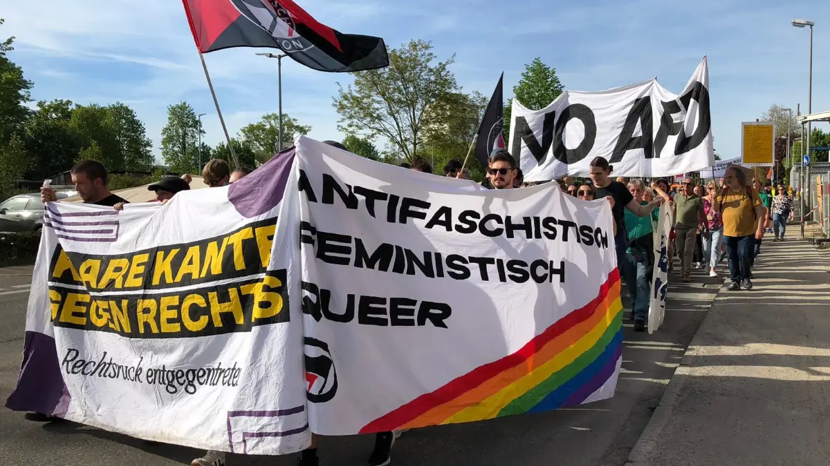 "Klare Kante gegen Rechts" wollten die Gegendemonstranten in Weißenhorn anlässlich einer AfD-Veranstaltung zeigen.