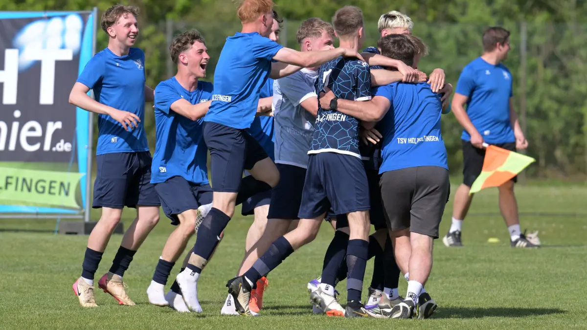 Fussball KL A | TSV Holzelfingen vs. TSV Huelben: Fussball KL A1 | TSV Holzelfingen (blau) vs. TSV Huelben (weiss/gruen) // 2026-05-02 // Foto: Joachim Baur // Torjubel TSV - 1:0 durch #31 Paul Stingel (TSV Holzelfingen)