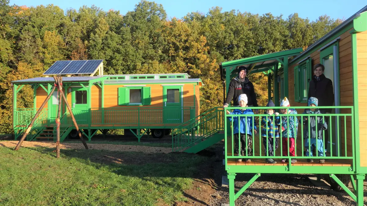 (ohne Überschrift): Vorsicht: Dieses Foto ist möglicherweise nur für den einstigen Verlag Schwäbisches Tagblatt verwendbar. Waldkindergarten Wolfenhausen: Links der Leiter Dominic Schwark, rechts: Johanna Barth. Oktober 21, Bild: Andreas Straub