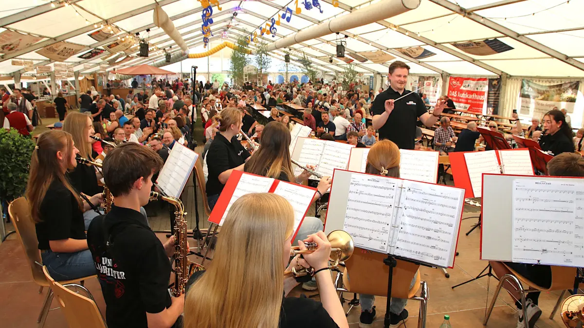 Das Jugendblasorchester Empfingen-Wiesenstetten mit dem Dirigenten Carl-Michael Birk legte einen gelungenen Auftritt hin. Beifall und Zugaberufe erfreuten den Dirigenten und die Akteure an den Instrumenten.