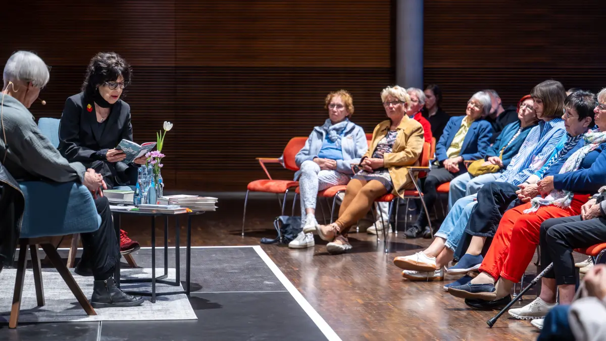 Lesung mit der österreichischen Autorin Monika Helfer, Bekannt geworden durch ihre Familienromane „Die Bagage“, „Vati“ und „Löwenherz“; liest sie aber vor allem aus „Der Bücherfreund“, das sich der lebenslangen Liebe zu Büchern widmet, Stadthalle Eislingen