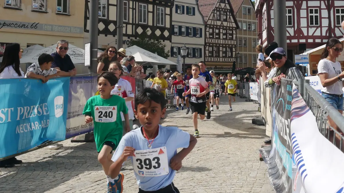 In historischer Kulisse führte die Strecke beim Uracher Stadtlauf auch über den Marktplatz, unterm "Lenkmal" hindurch.