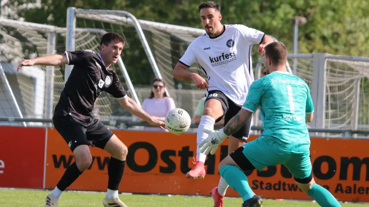 Fußball-Landesliga SC Geislingen: 0:2-Niederlage beim SV Waldhausen; Marcel Mädel müht sich vor dem Waldhäuser Tor.