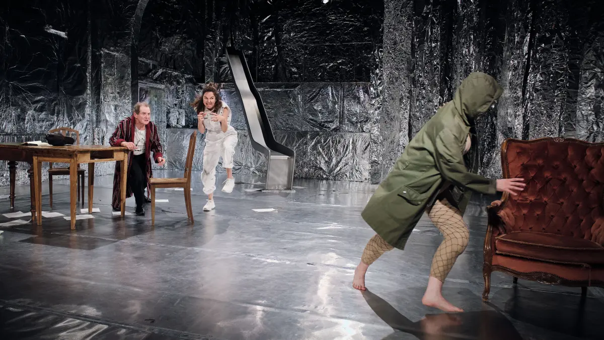 Von links: Prospero (Bernhard Hurm), Ariel (Christina Weiser) und Caliban (Johanna Engel)
