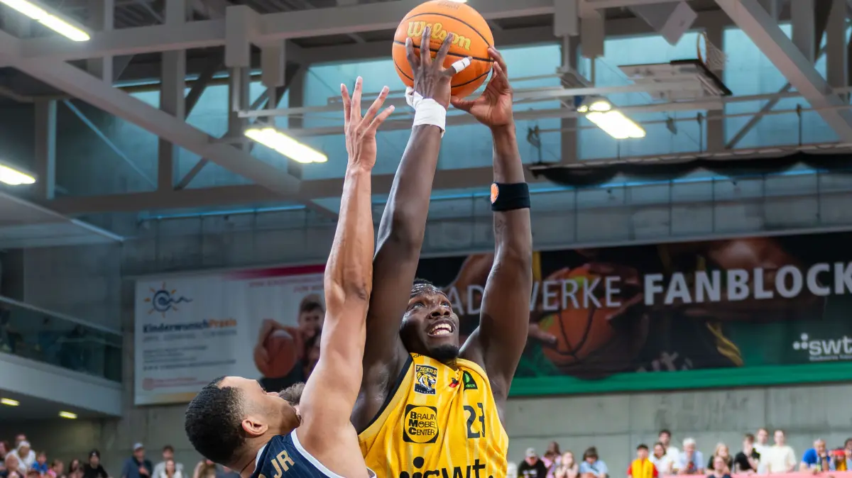 Tigers Tuebingen vs. Eisbaeren Bremerhaven, Basketball, 2. Basketball Bundesliga ProA, Saison 2025/2026, Spieltag 34, 02.05.2026: Jemarl Baker Jr. (Eisbaeren Bremerhaven #8), Melkisedek Moreaux (Tigers Tuebingen #23),
Tigers Tuebingen vs. Eisbaeren Bremerhaven, Basketball, 2. Basketball Bundesliga ProA, Saison 2025/2026, Spieltag 34, 02.05.2026,
Foto: Eibner-Pressefoto/Florian Schust