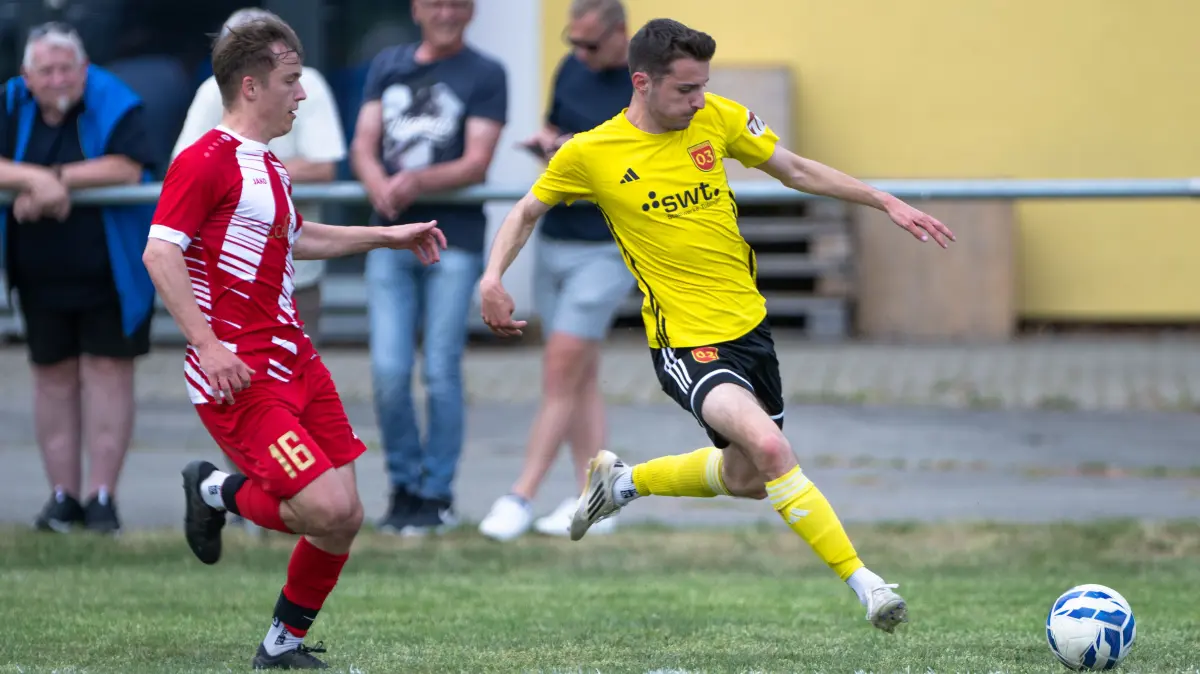 TSV Hirschau vs. SV 03 Tuebingen, Fussball, Bezirksliga Alb, 25. Spieltag, Saison 2025/2026, 03.05.2026, : Moritz Scholl, (SV03 Tuebingen, #24), am Ball gegen Kilian Predel (TSV Hirschau, #16),
TSV Hirschau vs. SV 03 Tuebingen, Fussball, Bezirksliga Alb, 25. Spieltag, Saison 2025/2026, 03.05.2026,
Eibner-Pressefoto/Andreas Ulmer