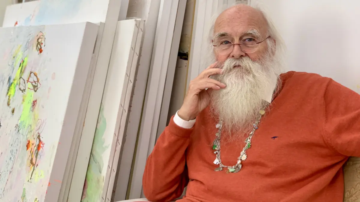 Künstler Michael Klenk in seinem Ladenatelier in der Langen Straße in Schwäbisch Hall - er ist in Oberrot aufgewachsen, lebt heute in Michelfeld, ist Mitbegründer der Haller Akademie der Künste. Am 23. Mai 2026 wird er 75 Jahre alt.