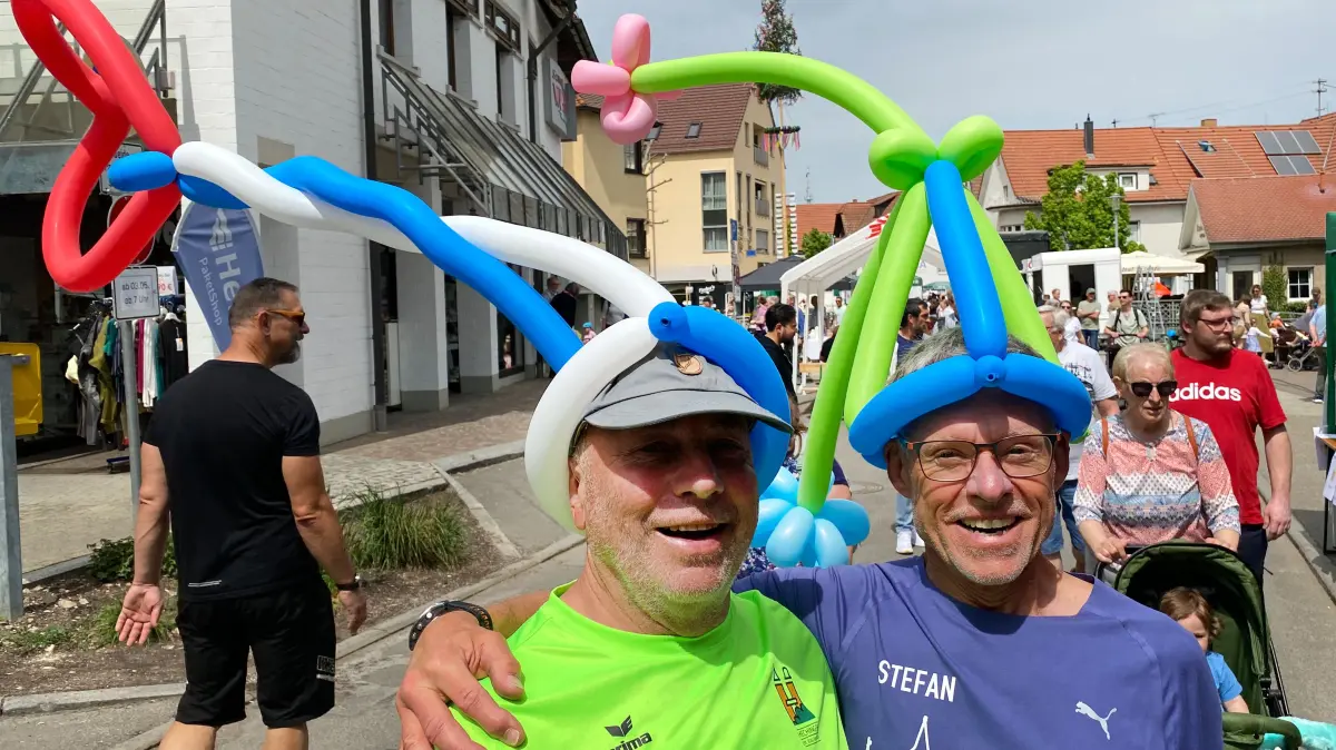 Tausende Besucher stürmten die Zollernstadt an einem sonnigen, verkaufsoffenen "Hechingen aktiv"-Sonntag 2026. Das Bentley City Race war eine der Hauptattraktionen.