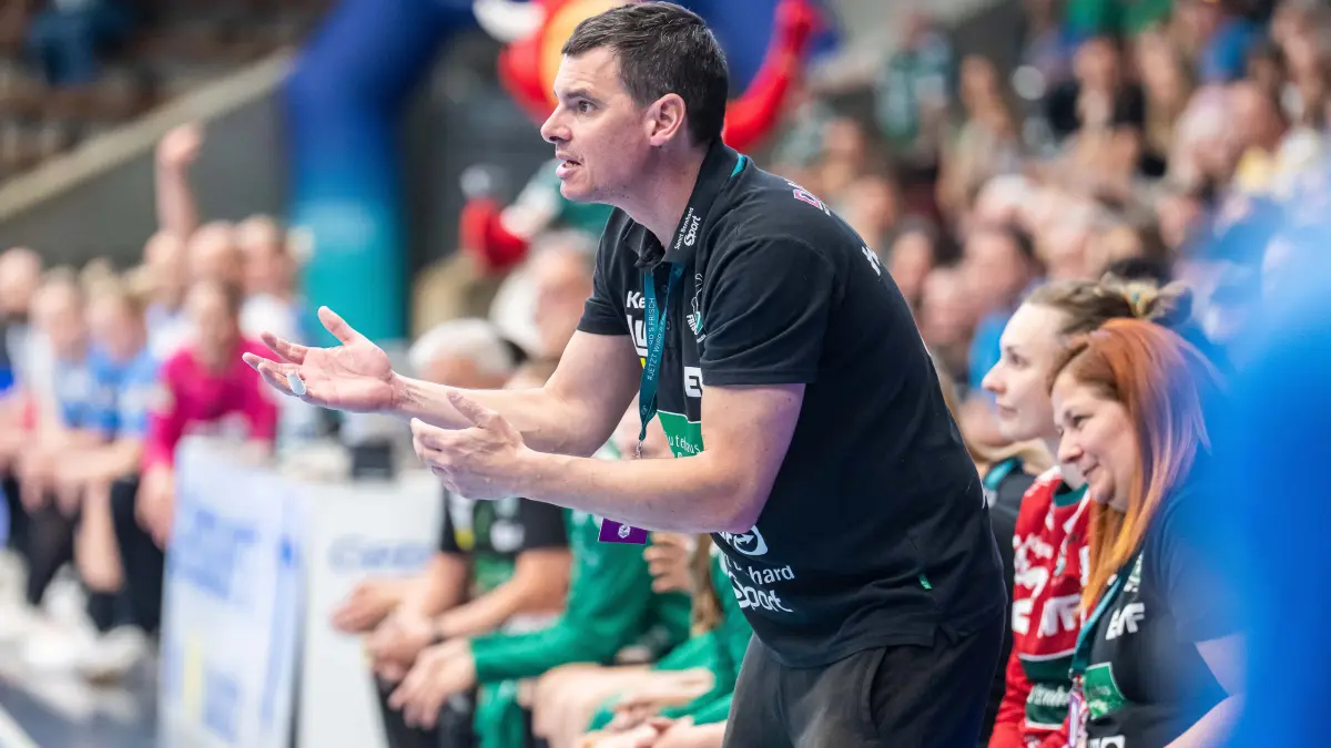 Frisch Auf Goeppingen vs. Sport-Union Neckarsulm, Handball, 1. Bundesliga, Spielzeit 2025/2026, 03.05.2026: Nico Kiener, Cheftrainer (Frisch Auf Frauen) gibt seiner Mannschaft Anweisungen, Frisch Auf Goeppingen vs. Sport-Union Neckarsulm, Handball, 1. Bundesliga, Spielzeit 2025/2026, 03.05.2026
Foto: Eibner-Pressefoto/Michael Schmidt