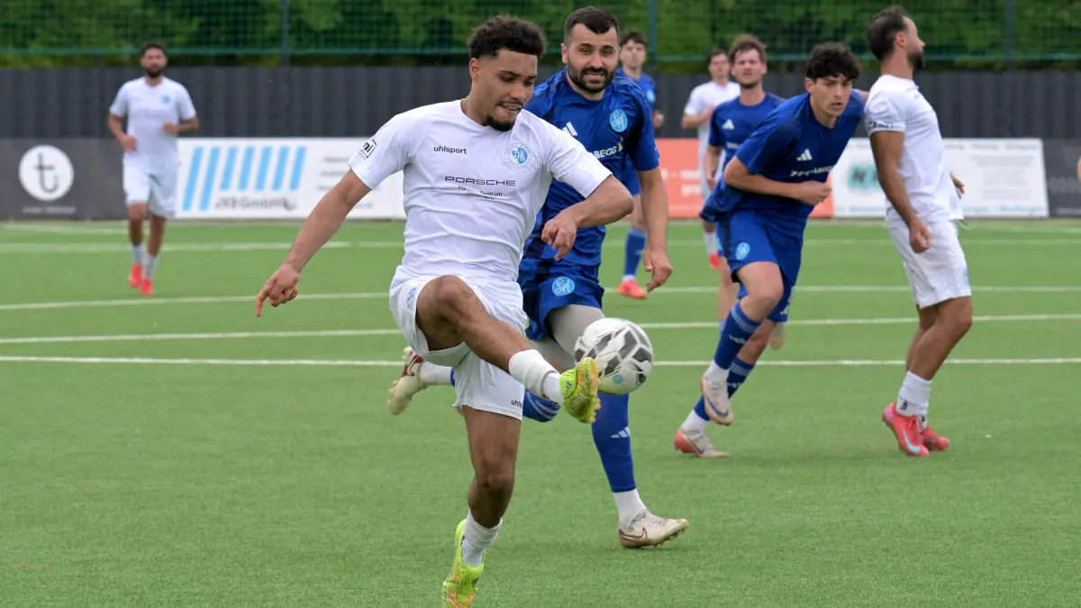 Fussball VL | Young Boys Reutlingen vs. Spfr. Schwaebisch Hall: Fussball VL | Young Boys Reutlingen (weiss) vs. Spfr. Schwaebisch Hall (blau) // 2026-05-03 // Foto: Joachim Baur // #20 Thomas Michael Diescher (Young Boys Reutlingen) mit Pass auch #11 Ante Galic (Young Boys Reutlingen) der zum 3:1 trifft