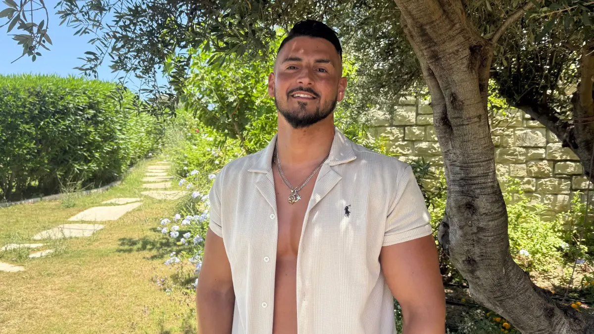 Die Verführerinnen und Verführer von „Temptation Island“ werden für die Vergebenen zur Versuchung. Einer von ihnen ist Musti.