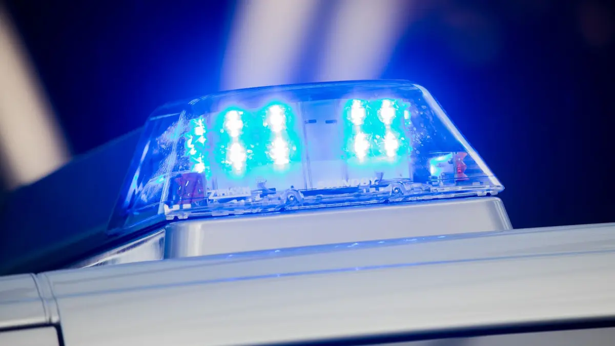 Blaulicht Symbolbild: ARCHIV - 20.10.2017, Nordrhein-Westfalen, Duisburg: Ein Blaulicht leuchtet auf dem Streifenwagen der Polizei. (zu dpa: «Unfall im Berufsverkehr – Stau auf der A5») Foto: Rolf Vennenbernd/dpa +++ dpa-Bildfunk +++