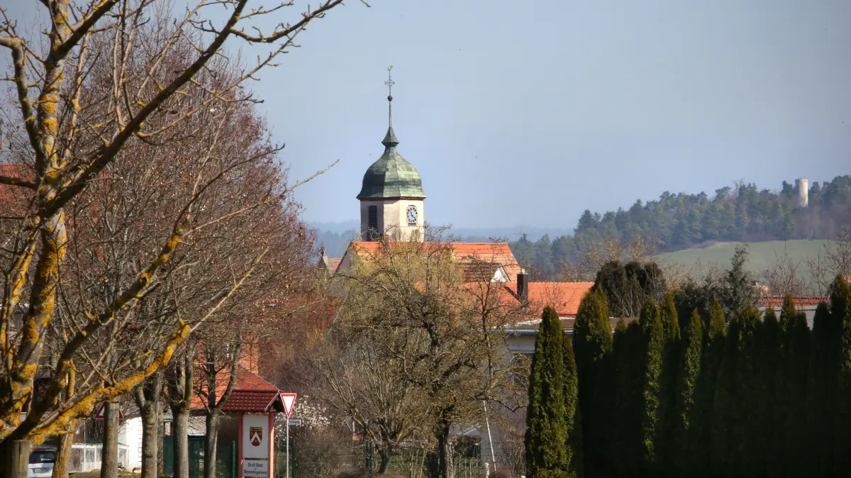 (ohne Überschrift): Vorsicht: Dieses Foto ist möglicherweise nur für den einstigen Verlag Schwäbisches Tagblatt verwendbar. Schmuckbild: Blick von Westen auf Remmingsheim und die Heuberger Warte. Bild: Erich Sommer 23.03.2017