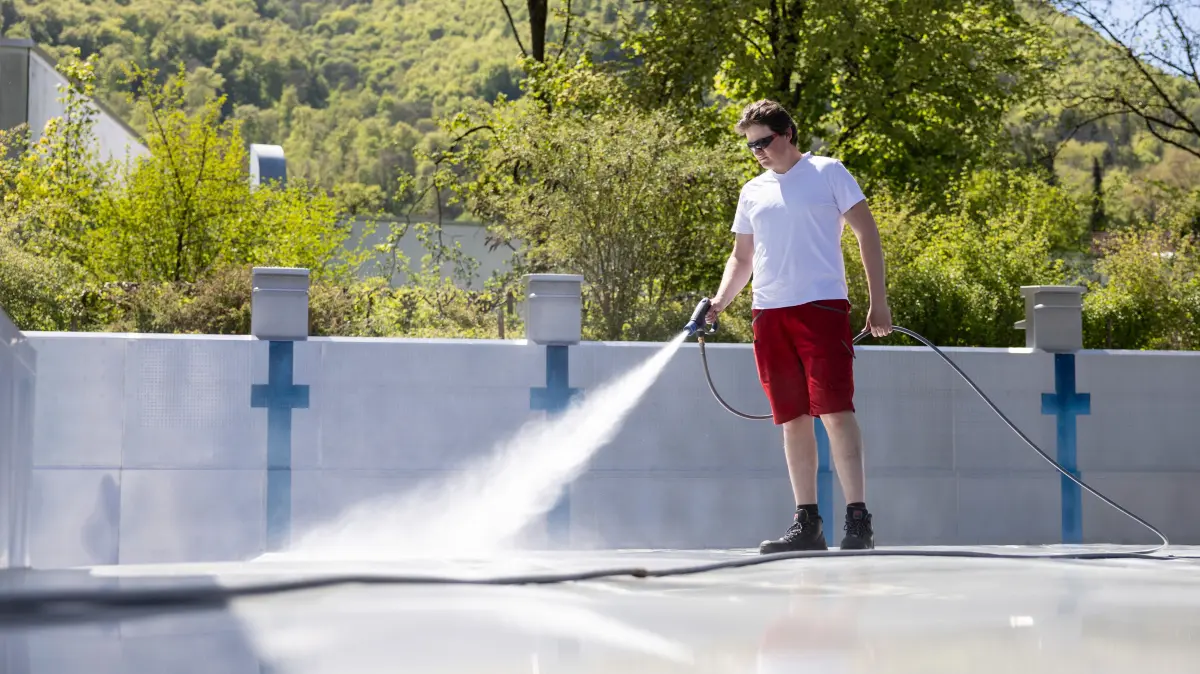 Noch wird alles vorbereitet für den Start des Dettinger Freibades am Sonntag.