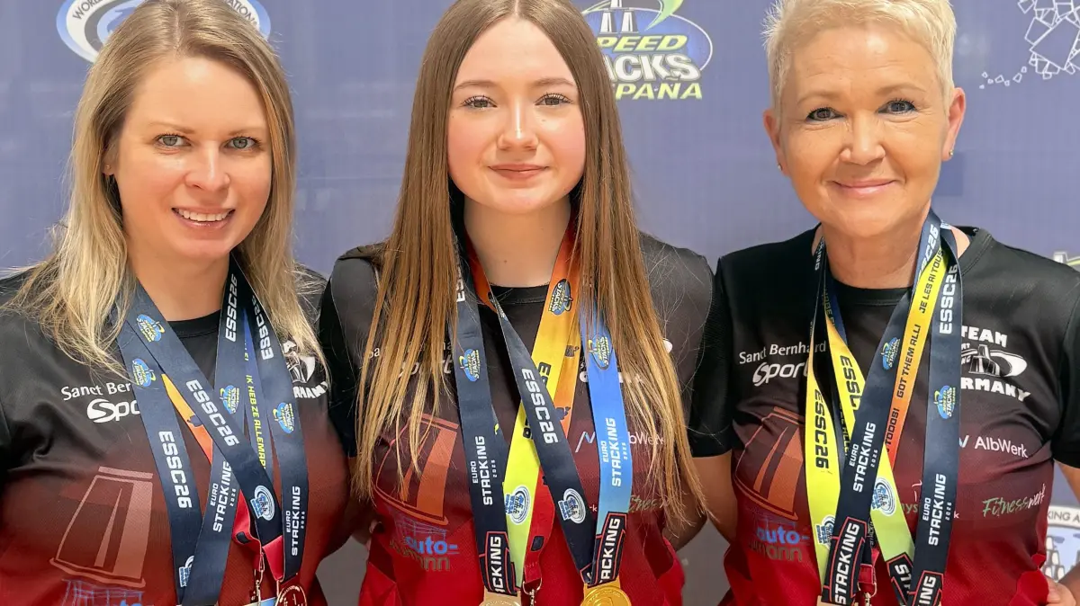 Sportstacking-Team aus Gosbach ist im April 2026 erfolgreich bei der Europameisterschaft in Spanien, Alicante (17.4.-19.4.2026) - Einmal Gold und mehrmals Silber bringen, von links, Alessia Stehle, Jennifer-Madleen Jäger und Larissa Jäger von der Europameisterschaft mit nach Hause, nach Gosbach.