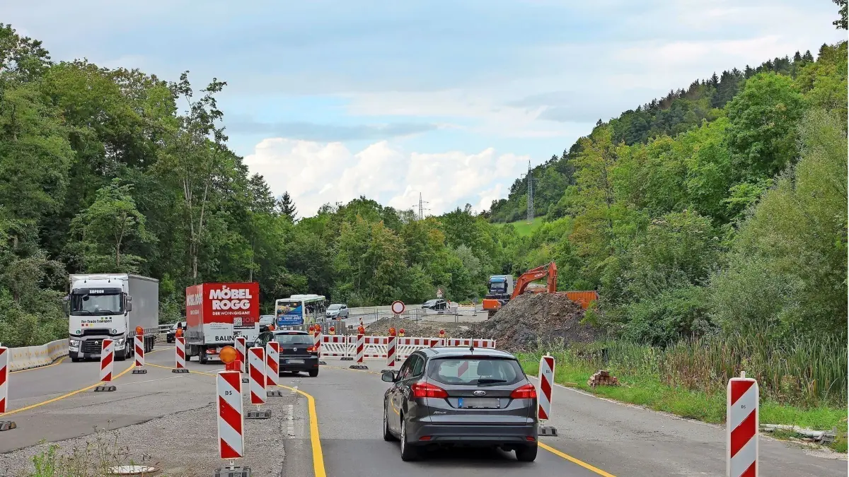 Diese Bild kennen Pendler auf der B 463 bei Albstadt-Laufen seit einigen Monaten. Nun biegen die Arbeiten am Ersatzbau über die Eyach auf die Zielgerade ein.