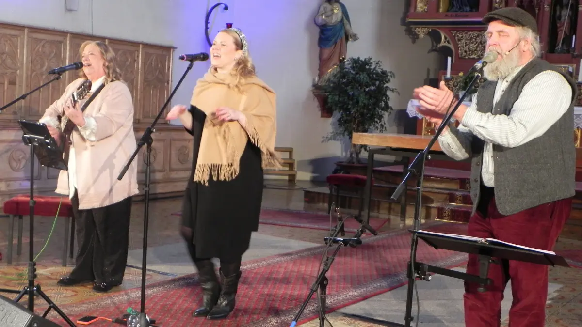 Kathy, Patricia und Paul Kelly liefen bei ihrem Konzert in der Gruoler Clemenskirche zur Hochform auf.