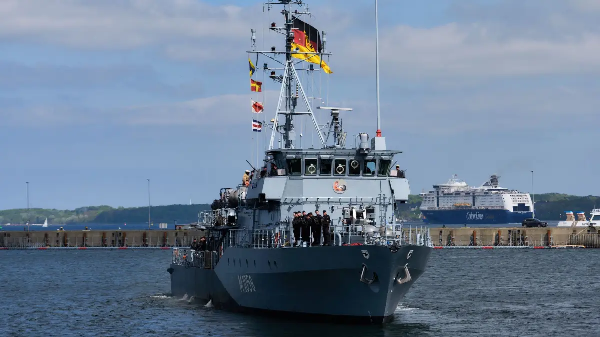 Minenjagdboot Fulda startet zu Einsatz im Mittelmeer: 04.05.2026, Schleswig-Holstein, Kiel: Das Minenjagdboot "Fulda" läuft vom Marinestützpunkt Kiel in Richtung Mittelmeer aus. Die Verlegung erfolgt im Rahmen einer Vorausstationierung für einen möglichen Einsatz in der Straße von Hormus. Foto: Marcus Golejewski/dpa +++ dpa-Bildfunk +++