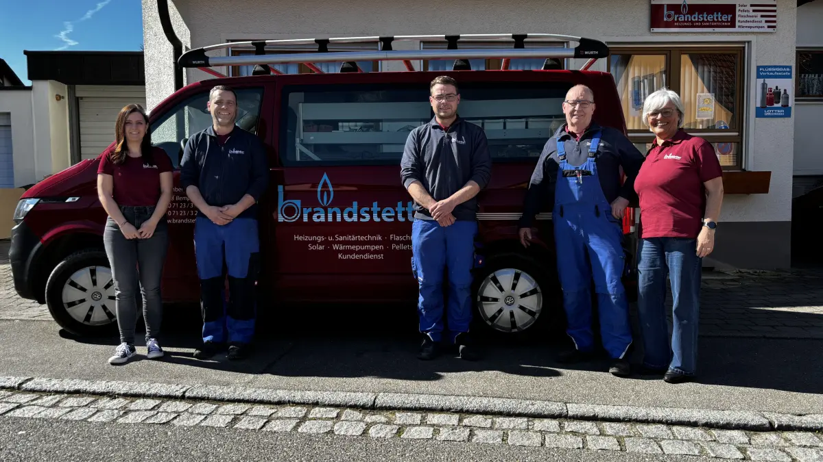 Marina Ciresa, Jens Brandstetter, Chris Brandstetter, Jörg Brandstetter und Anette Brandstetter vor dem Familienbetrieb in Kleinbettlingen.