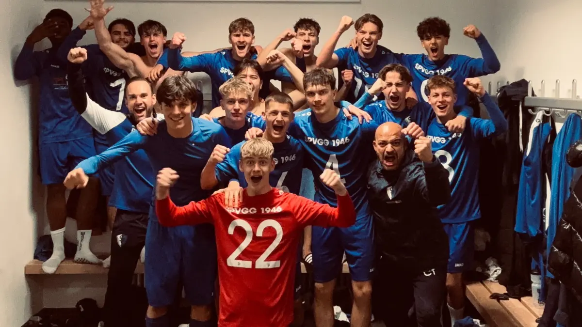 Die Satteldorfer A-Junioren feiern in der Kabine den vorzietigen Titelgewinn.