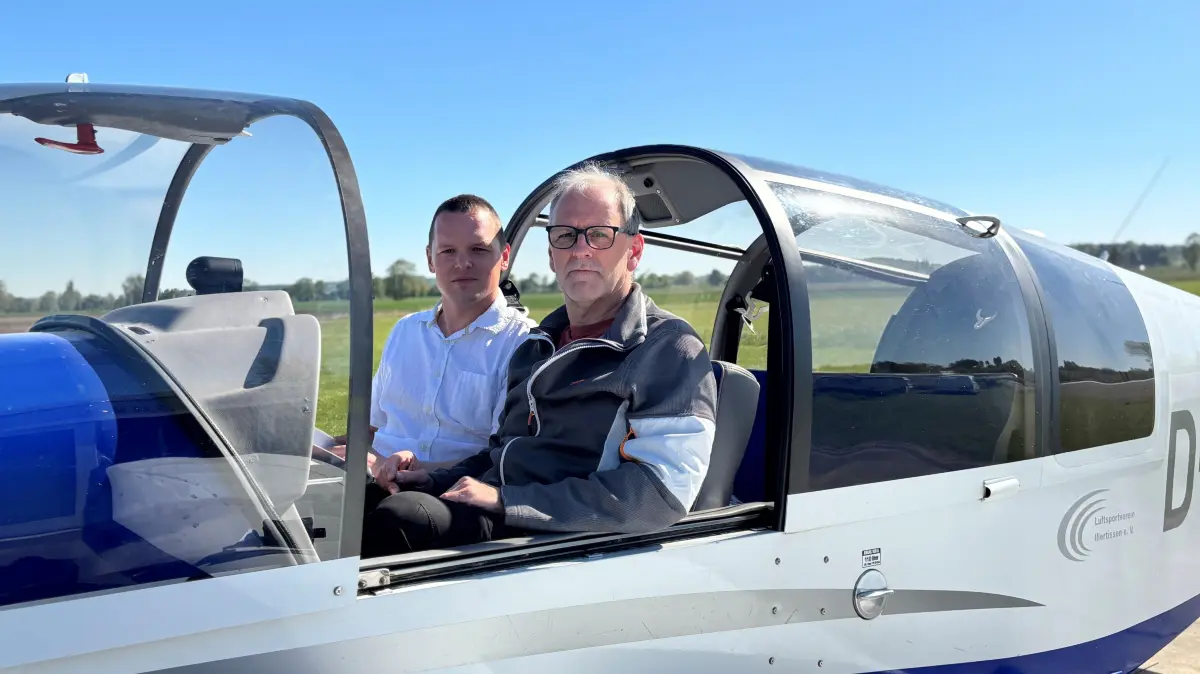 Waldbrandgefahr im Kreis Neu-Ulm: Pilot Siegfried Möscht (vorne) und Luftbeobachter Heiko Schleifer vom Landratsamt Neu-Ulm heben in einer Cessna-Maschine mit verglastem Cockpit immer wieder aus Illertissen ab.