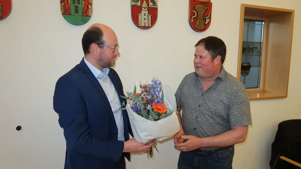 Blumen für den alten und neuen Bürgermeister: Gemeinderat Philipp Elwert (rechts) gratuliert Matthias Nägele zu seiner dritten Amtszeit.