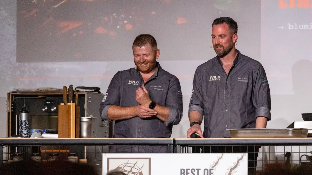 Bei ihrer Livebackshow geben die Wildbakers, Johannes Hirth und Jörg Schmid, besondere Einblicke in das Bäckerhandwerk. So wollen sie Backen „sexy“ machen.