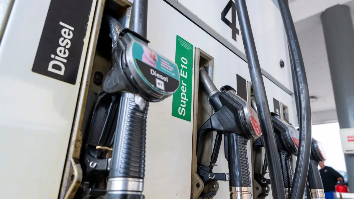 Kraftstoffpreise an der Tankstelle - Bayern: ARCHIV - 02.03.2026, Bayern, München: Zapfpistolen für Kraftstoff hängen an einer Tankstelle in der Halterung. (zu dpa: «Spritpreise steigen - Tagesschnitt über 2 Euro») Foto: Peter Kneffel/dpa +++ dpa-Bildfunk +++