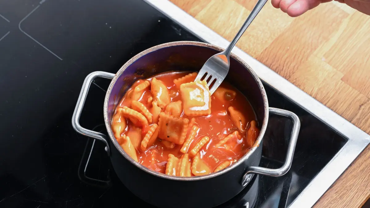 Dosenravioli: ARCHIV - 08.05.2023, Baden-Württemberg, Stuttgart: Ein Topf mit Ravioli aus der Dose von Maggi steht auf einem Herd. (zu dpa: «Ravioli und Linseneintopf aus der Dose für den Ernstfall») Foto: Bernd Weißbrod/dpa +++ dpa-Bildfunk +++