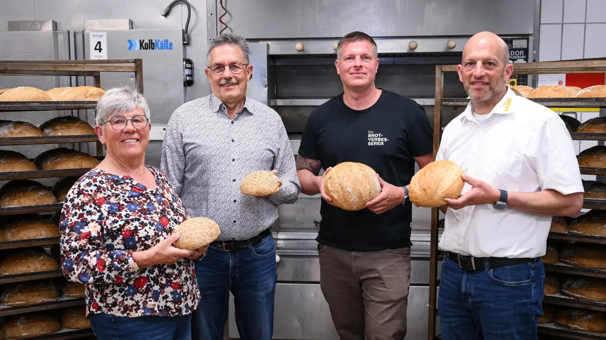 Baeckerei Saur Horb: Horb 04.05.2026
Baeckerei Saur;
Doris und Hans-Peter Sauer (Seniorchefs), Alexander und Matthias Saur (v.li.)
FOTO: Pressefoto ULMER / Markus Ulmer xxNOxMODELxRELEASExx